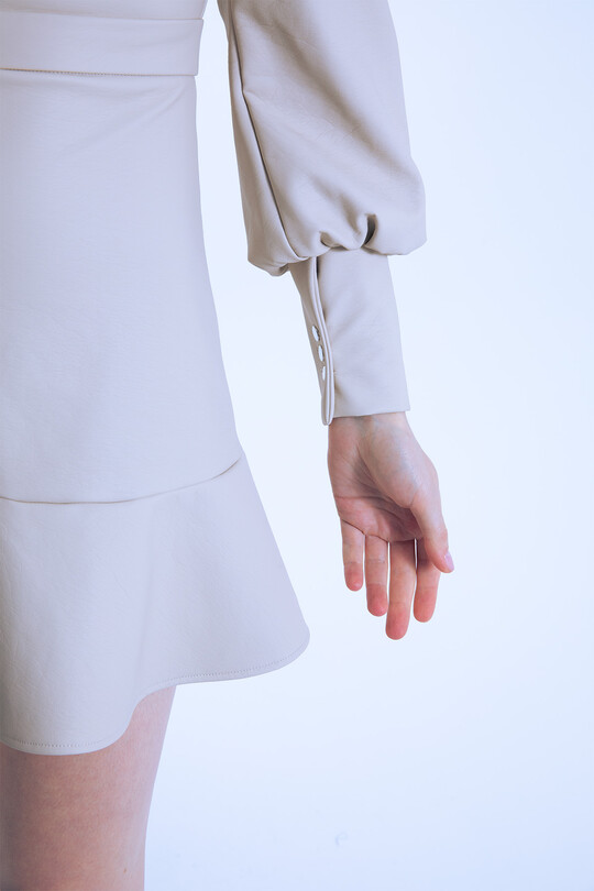 Schickes kurzes Lederkleid in Taupe mit V-Ausschnitt, Puffärmeln und Rüschenabschluss - 5