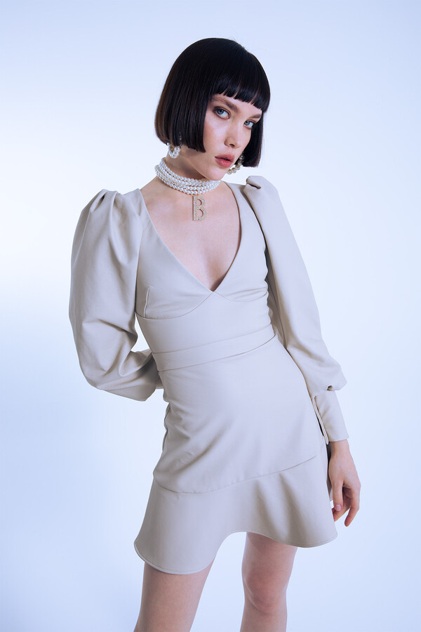 Schickes kurzes Lederkleid in Taupe mit V-Ausschnitt, Puffärmeln und Rüschenabschluss - 1