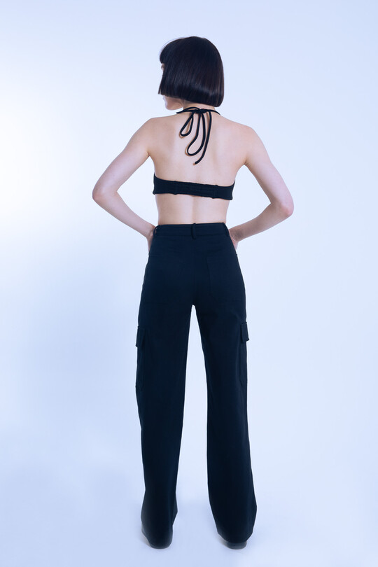 Schwarze High-Waist Hose mit weitem Bein und Cargotaschen - 3