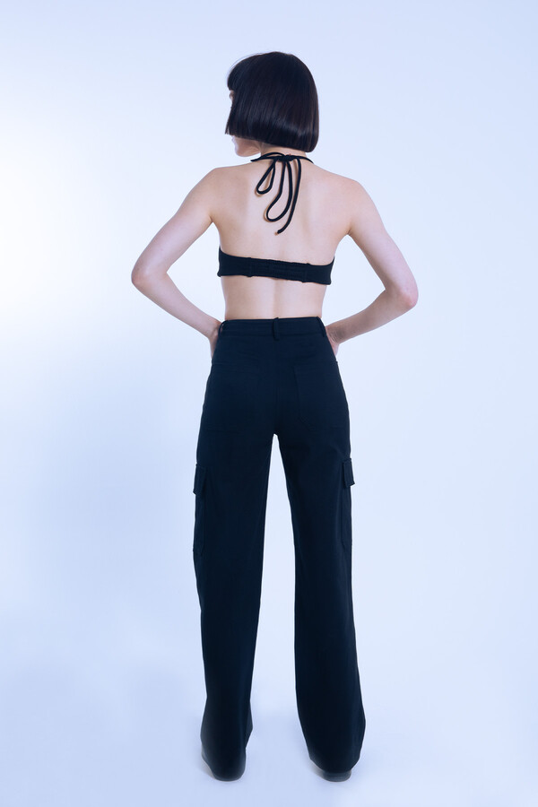 Schwarze High-Waist Hose mit weitem Bein und Cargotaschen - 3
