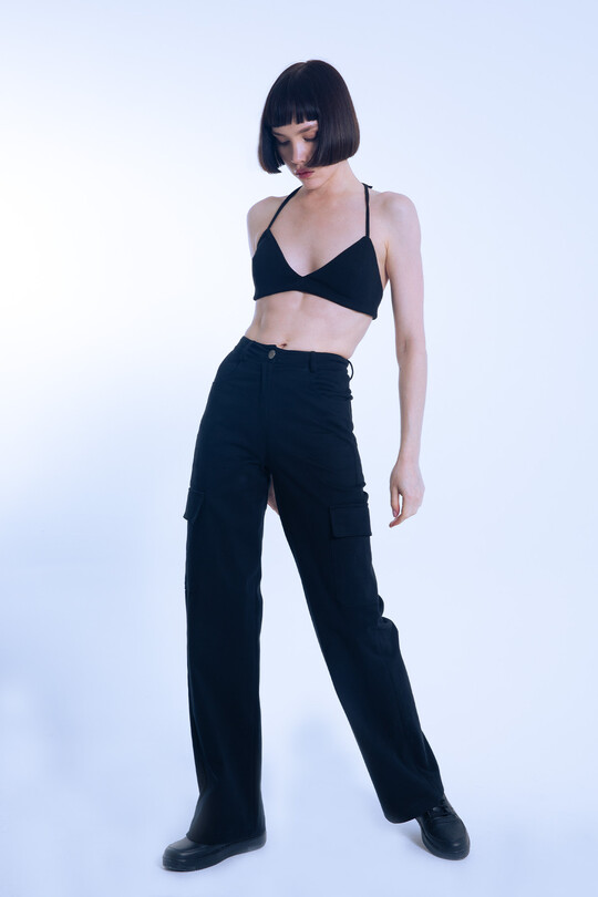 Schwarze High-Waist Hose mit weitem Bein und Cargotaschen 
