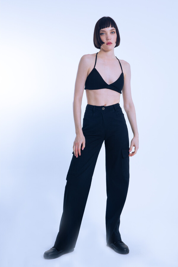 Schwarze High-Waist Hose mit weitem Bein und Cargotaschen - 2