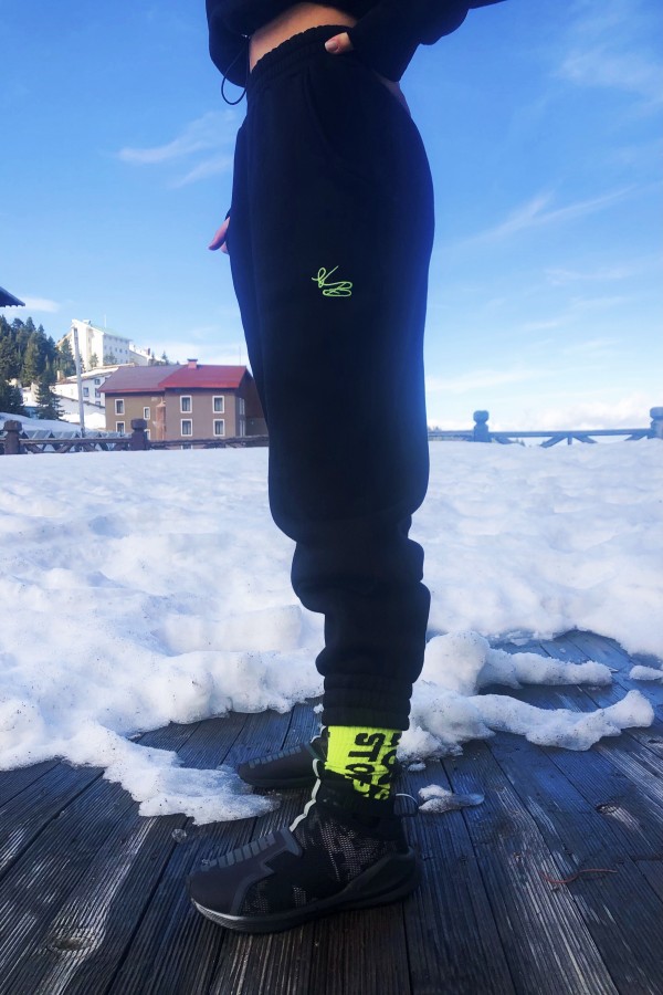 Schwarze Jogginghose mit elastischen Bündchen - 2