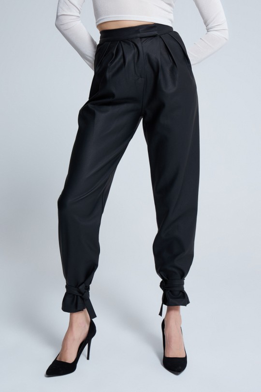 BERFUĞ KIRAN - SCHWARZE LEDERHOSE MIT DETAILLIERTEN TAILLENNIPPEL (1)