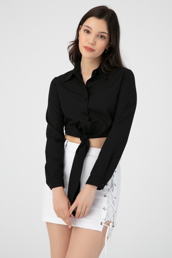 Schwarze Popeline-Bluse mit am Saum gebundenem Rock - 1