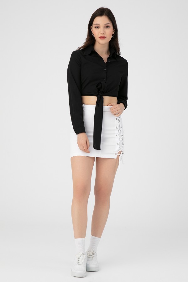 Schwarze Popeline-Bluse mit am Saum gebundenem Rock - 2