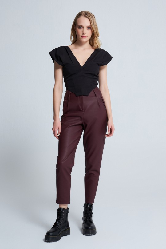BERFUĞ KIRAN - SCHWARZE TRANSPORTBLUSE MIT NIEDRIGEN SCHULTERN (1)