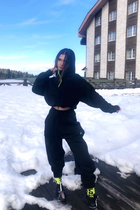 Schwarzer kurzer Sweat mit elastischem Bund und Frontreißverschluss - 2