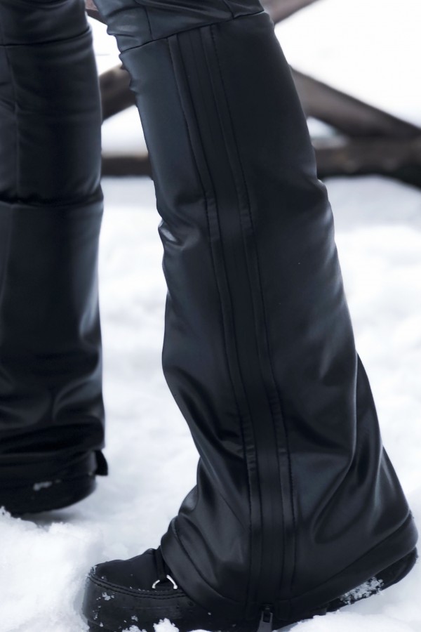 Schwarzer Leder-Ski-Overall mit seitlichen Streifen und spanischem Beinabschluss - 5
