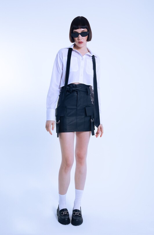 SCHWARZER MINIROCK AUS LEDER MIT HOCHTAILLIERTER D-SCHNALLENTASCHE - 1