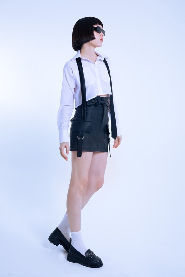 SCHWARZER MINIROCK AUS LEDER MIT HOCHTAILLIERTER D-SCHNALLENTASCHE - 5