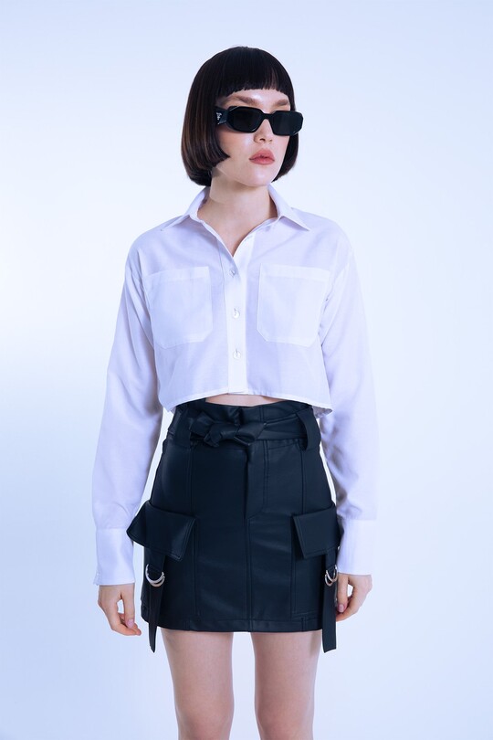 SCHWARZER MINIROCK AUS LEDER MIT HOCHTAILLIERTER D-SCHNALLENTASCHE - 6