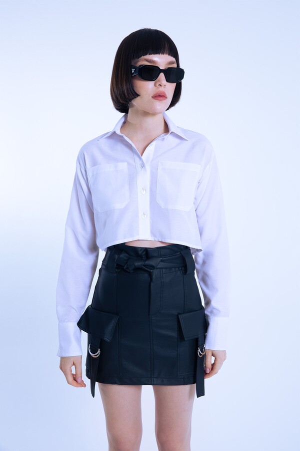 SCHWARZER MINIROCK AUS LEDER MIT HOCHTAILLIERTER D-SCHNALLENTASCHE - 6