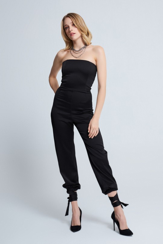 SCHWARZER SATIN-JUMPSUIT MIT TITEL 