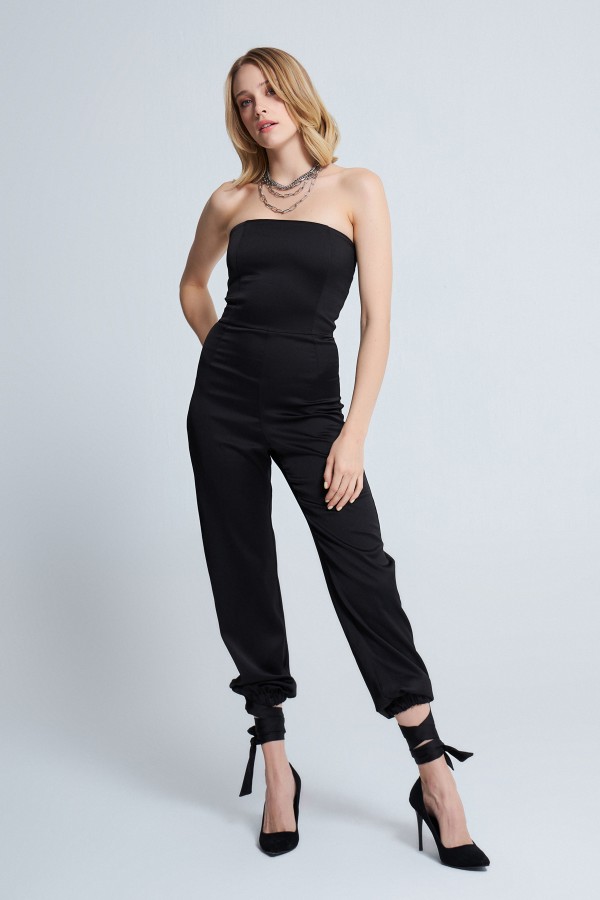 SCHWARZER SATIN-JUMPSUIT MIT TITEL - 1