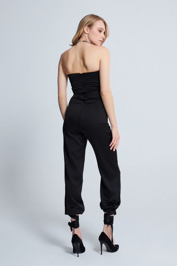 SCHWARZER SATIN-JUMPSUIT MIT TITEL - 3