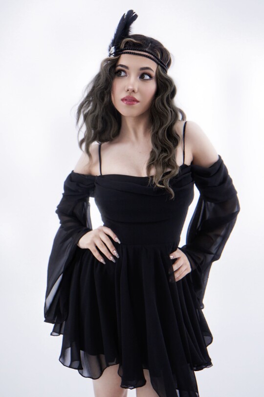 Schwarzes Chiffon-Kleid mit Trägern, langen Ärmeln und Volant-Rock 