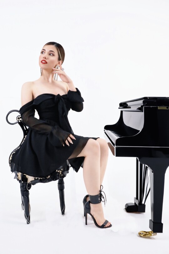 SCHWARZES CHIFFON-MINIKLEID MIT LANGEN ÄRMELN UND VORDERBINDUNG - BERFUĞ KIRAN