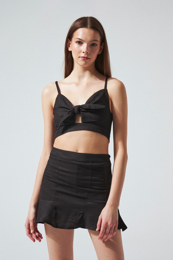 Schwarzes Crop-Top mit gebundenem Brustbereich - 2