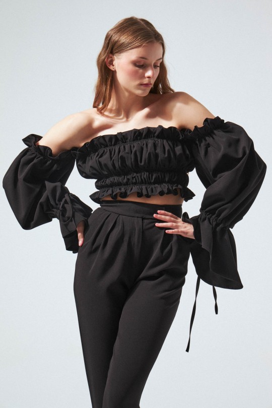 Schwarzes, elastisches, schulterfreies Crop-Top mit gerafften Ärmeln - BERFUĞ KIRAN (1)