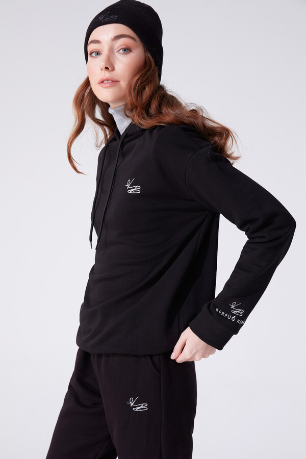 Schwarzes Kapuzen-Sweatshirt mit weitem Schnitt - BERFUĞ KIRAN