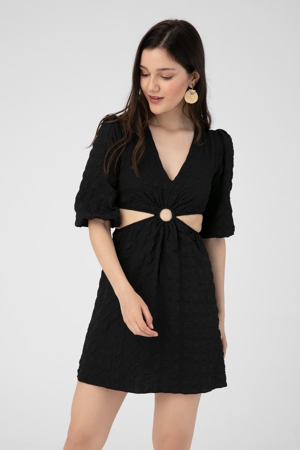 Schwarzes Kleid mit seitlichen Cut-outs und Ringdetail am Bauch - 1