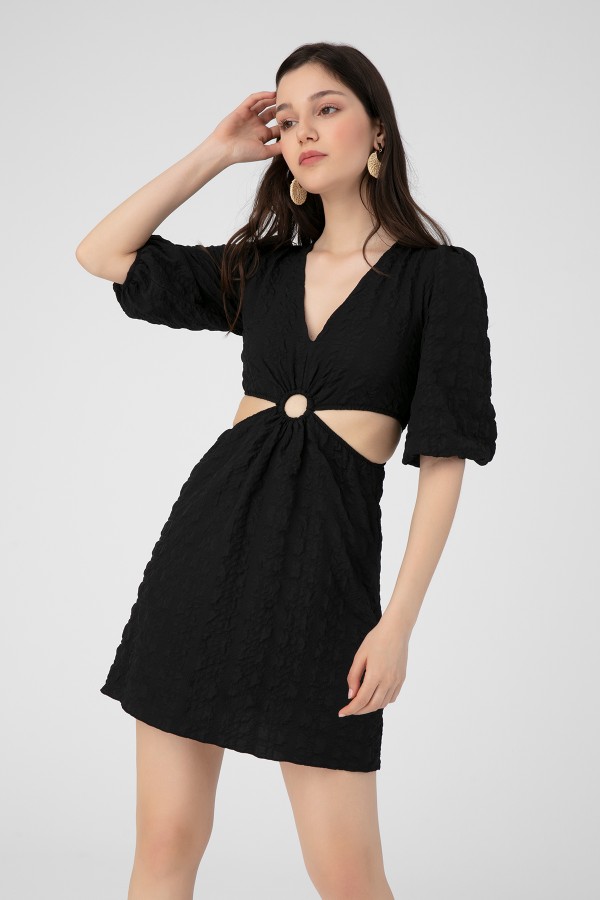 Schwarzes Kleid mit seitlichen Cut-outs und Ringdetail am Bauch - 2