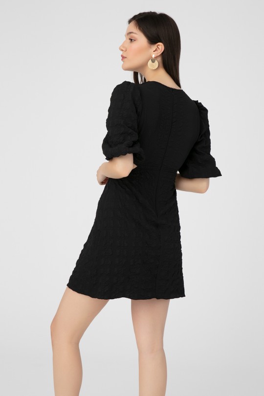 Schwarzes Kleid mit seitlichen Cut-outs und Ringdetail am Bauch - 4