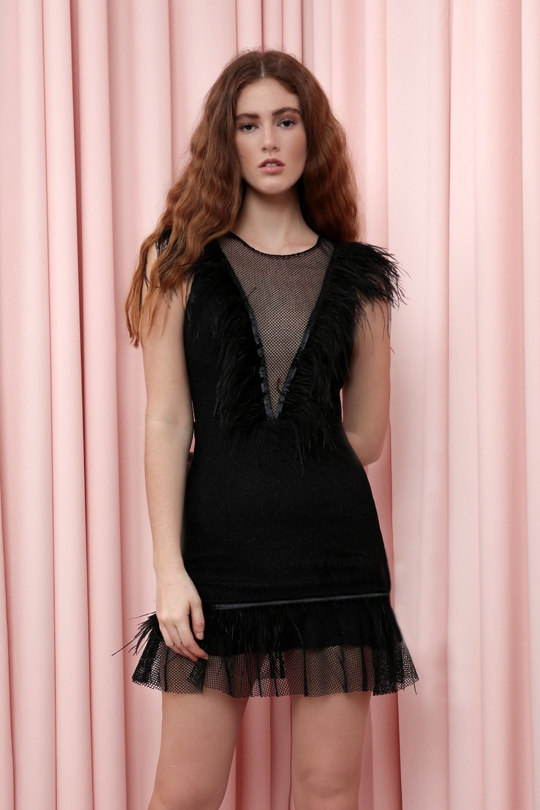 SCHWARZES KURZES KLEID MIT FEDERN AM BRUSTBEREICH, VOLANT-AM SAUM UND NETZDETAILS - 2