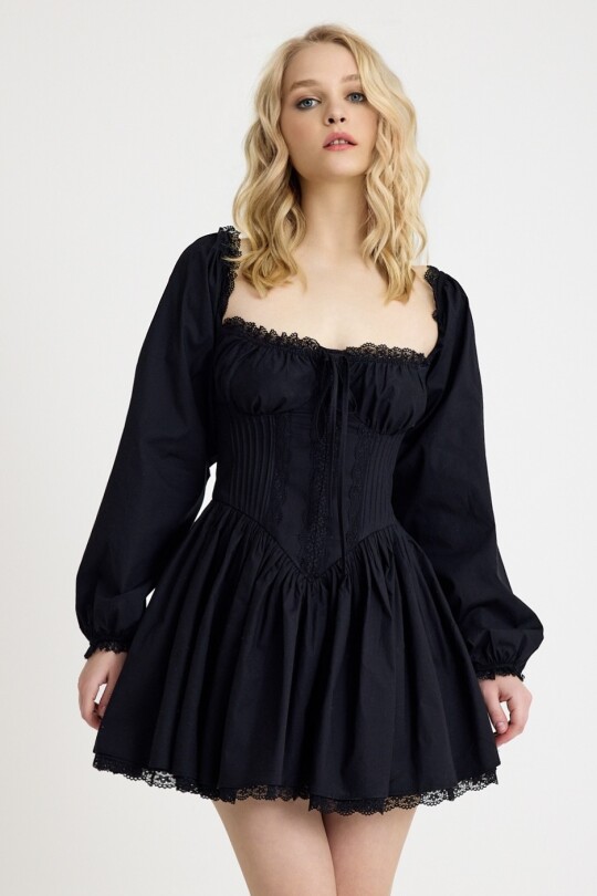 Schwarzes Langarmkleid mit Raffung an der Brust und Spitzendetails - 2