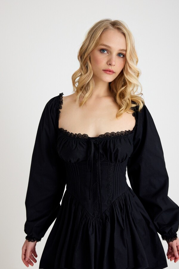 Schwarzes Langarmkleid mit Raffung an der Brust und Spitzendetails - 3