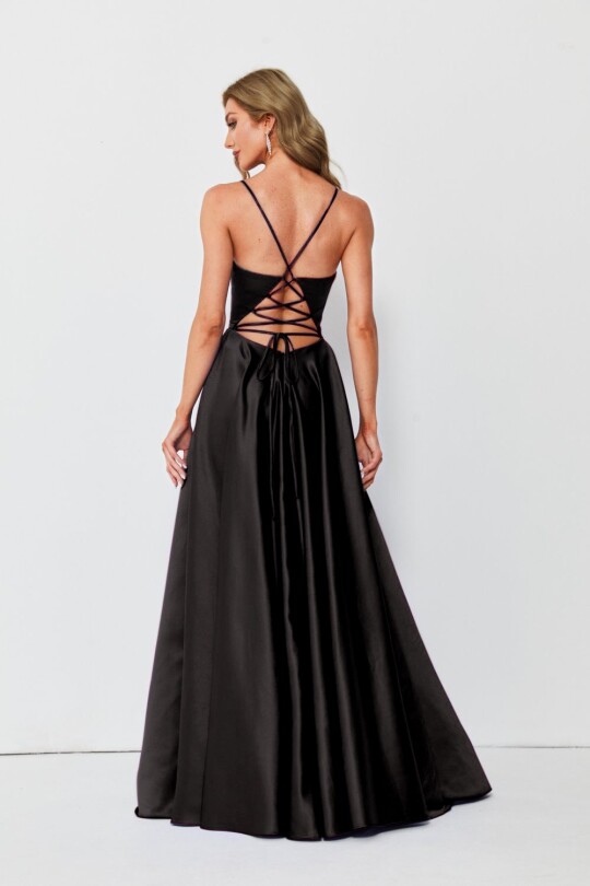 Schwarzes langes Satin-Abendkleid mit Schnürung am Rücken - BERFUĞ KIRAN