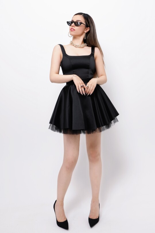 Schwarzes Mini-Satin-Kleid mit Trägern und Tüll-Details am Rock - BERFUĞ KIRAN