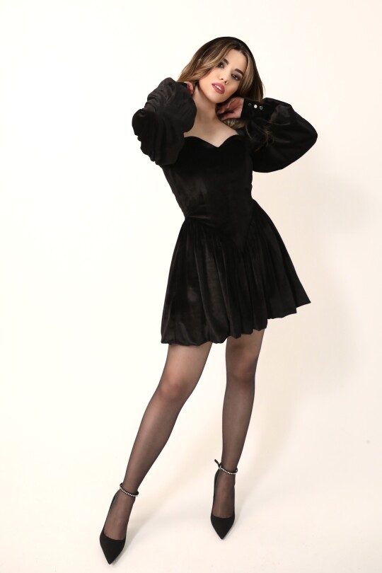 Schwarzes Samt-Minikleid mit Puffärmeln - BERFUĞ KIRAN