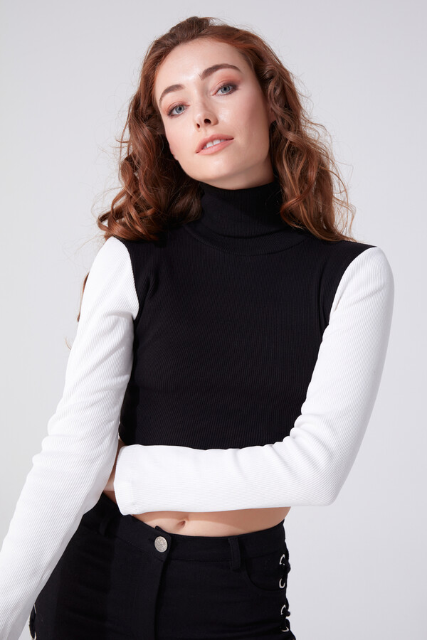 Schwarzes und weißes Crop-Top mit Rollkragen - BERFUĞ KIRAN