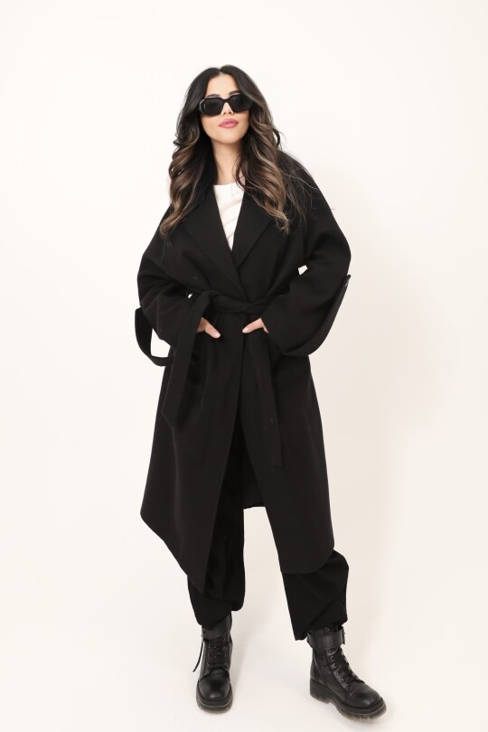 SİYAH BEL KEMERLİ DÜĞME DETAYLI UZUN KABAN - BERFUĞ KIRAN