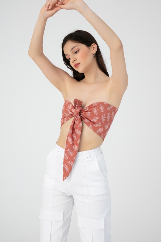 Terrakottafarbendes Crop Top mit Bindeband vorne und Muster - 1