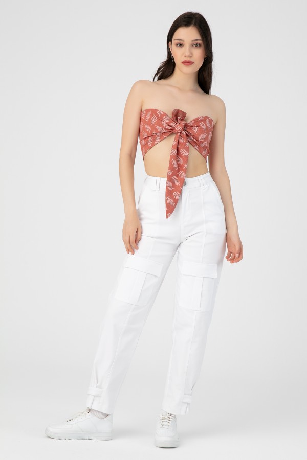 Terrakottafarbendes Crop Top mit Bindeband vorne und Muster - 3