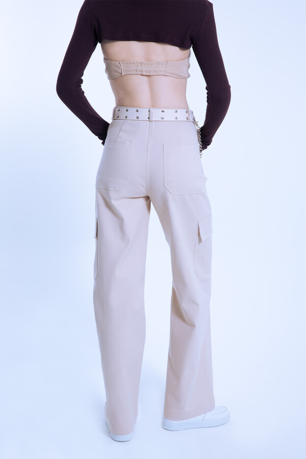 Vizonfarbene High-Waist Hose mit weitem Bein und Cargotaschen - 3