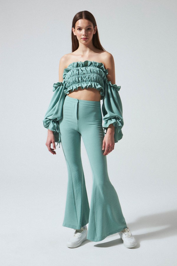 Wassergrünes, elastisches, schulterfreies Crop-Top mit gerafften Ärmeln - 1