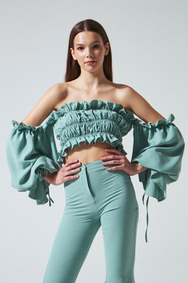 Wassergrünes, elastisches, schulterfreies Crop-Top mit gerafften Ärmeln - 2