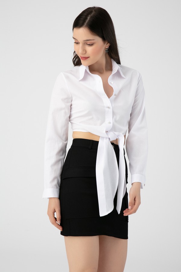 Weiße Popeline-Bluse mit am Saum gebundenem Rock - 1