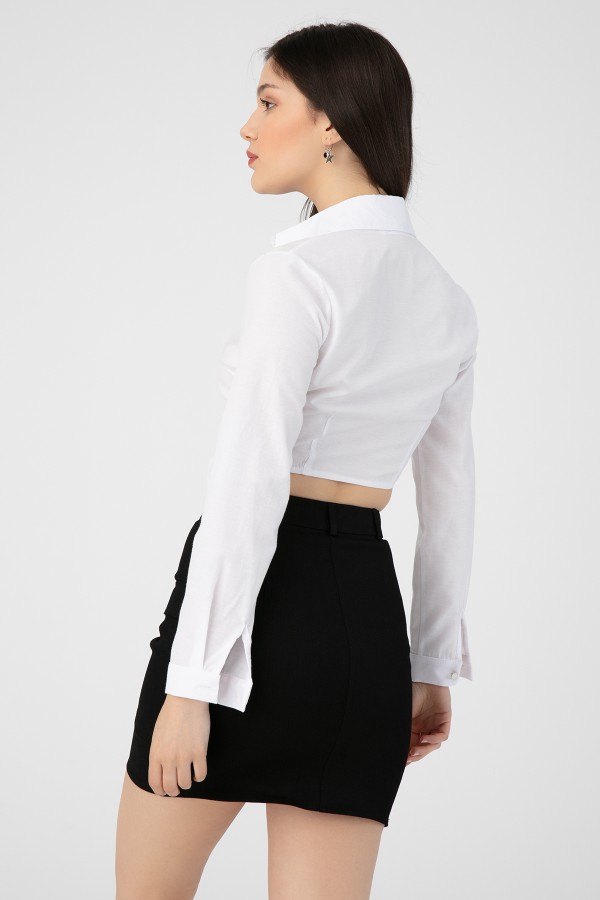 Weiße Popeline-Bluse mit am Saum gebundenem Rock - 2