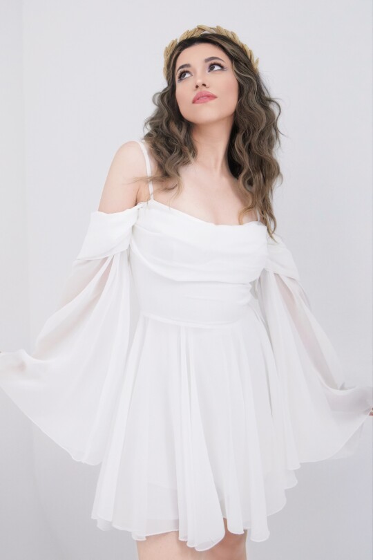 Weißes Chiffon-Kleid mit Trägern, langen Ärmeln und Volant-Rock 