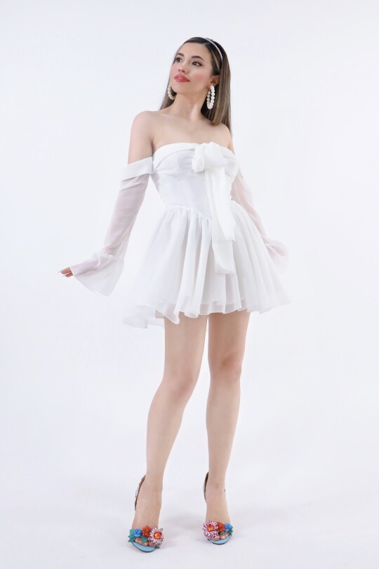 Weißes Chiffon-Minikleid mit langen Ärmeln und vorderseitiger Schnürung - BERFUĞ KIRAN