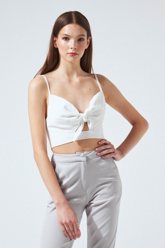 Weißes Crop-Top mit gebundenem Brustbereich - BERFUĞ KIRAN (1)