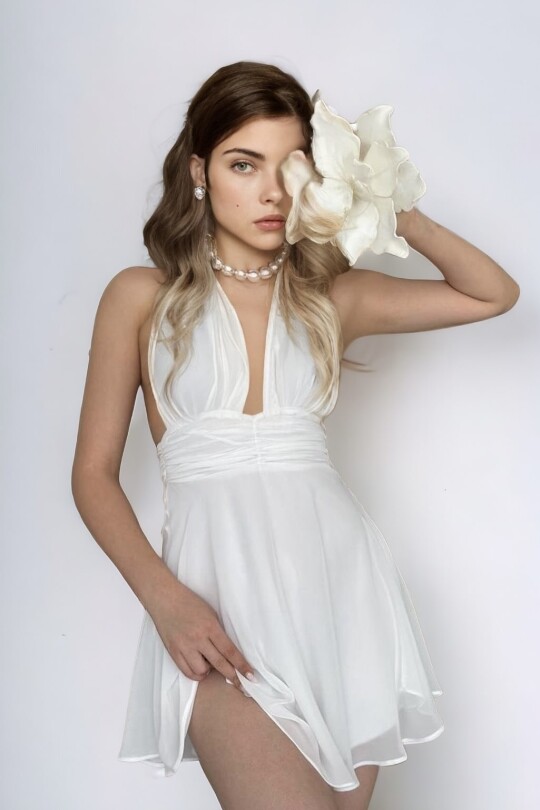 Weißes Halsgebundenes Chiffon-Minikleid - BERFUĞ KIRAN