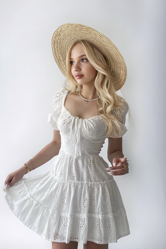 Weißes kurzes Kleid mit halblangen Ärmeln, Stickerei und Bindung vorne - BERFUĞ KIRAN