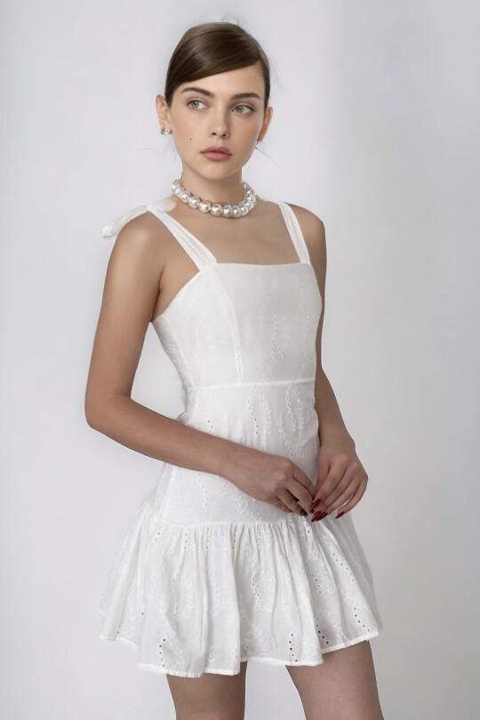 Weißes kurzes Trägerkleid mit Stickerei und Bindung - BERFUĞ KIRAN