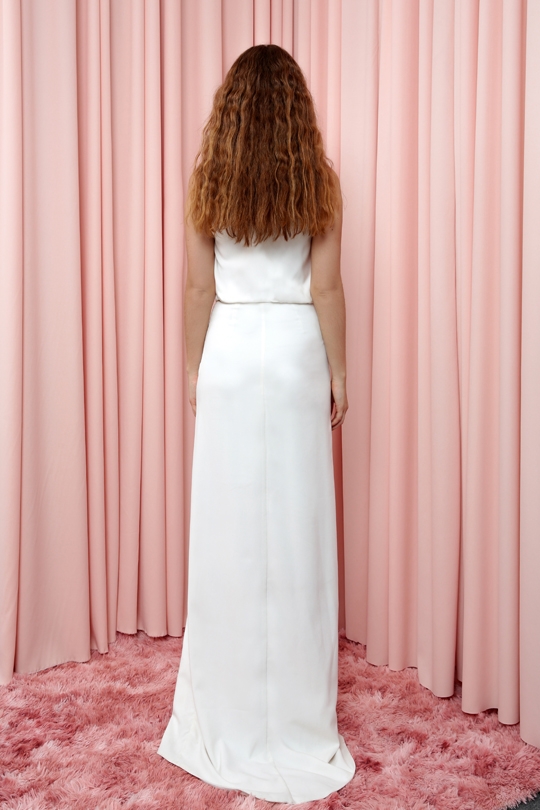 WEISSES LANGES TRÄGERLOSES ABENDKLEID AUS EINFARBIGEM STOFF MIT GERAFFTER TAILLE - 2